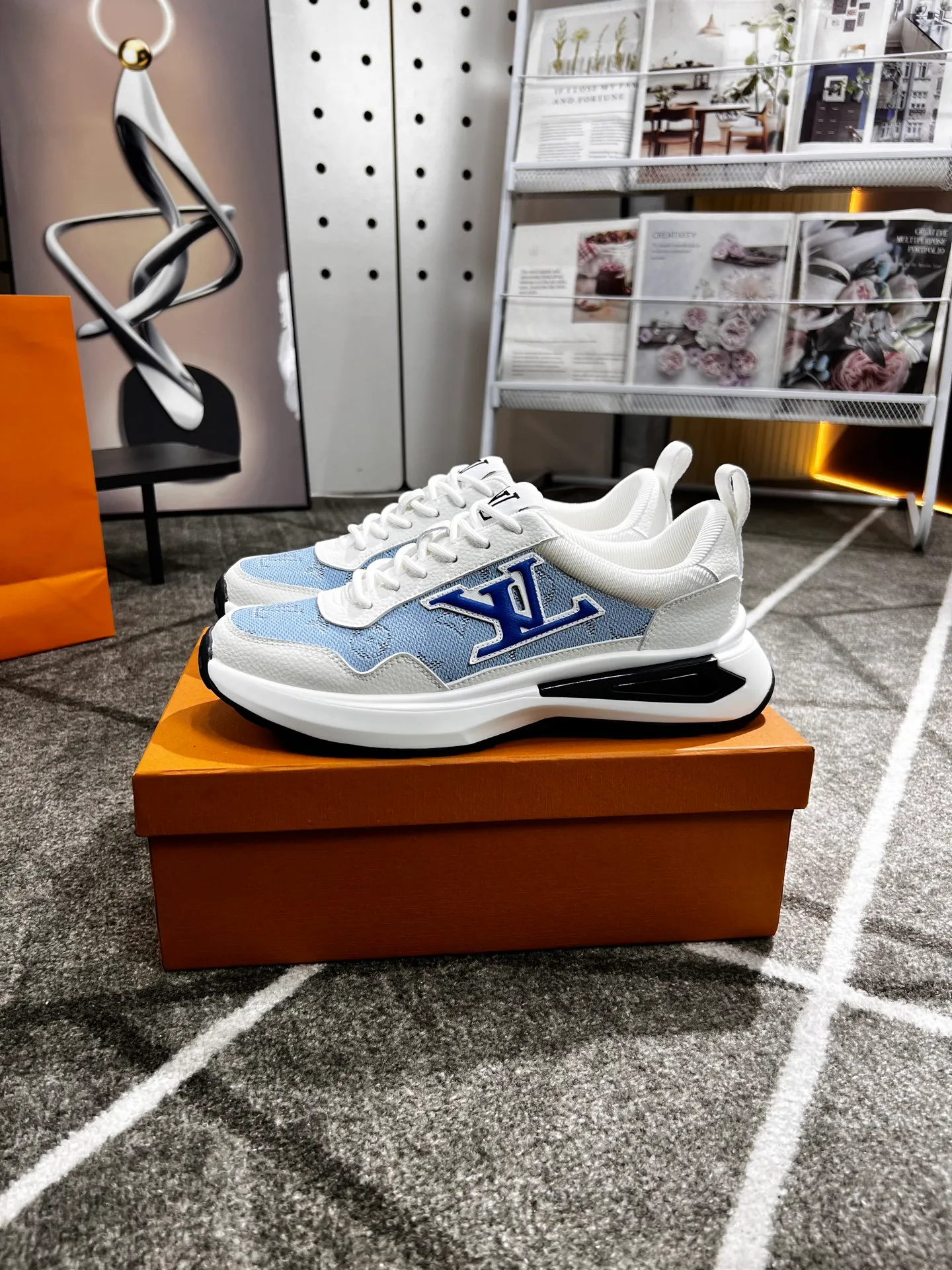 Factory price: 438 💰 LV new casual men's shoes 👉 👉 Fashionable and versatile, 💞 simple and elegant style, 🔊 made of imported cowhide, ☑️ breathable mesh lining, sheepskin feet, original wear-resistant rubber outsole, exclusive new style, actual shot, three colors available, code number: 38-44, (45 can be customized)